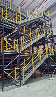 Porta Pallet com Piso Elevado — armazenagem em altura